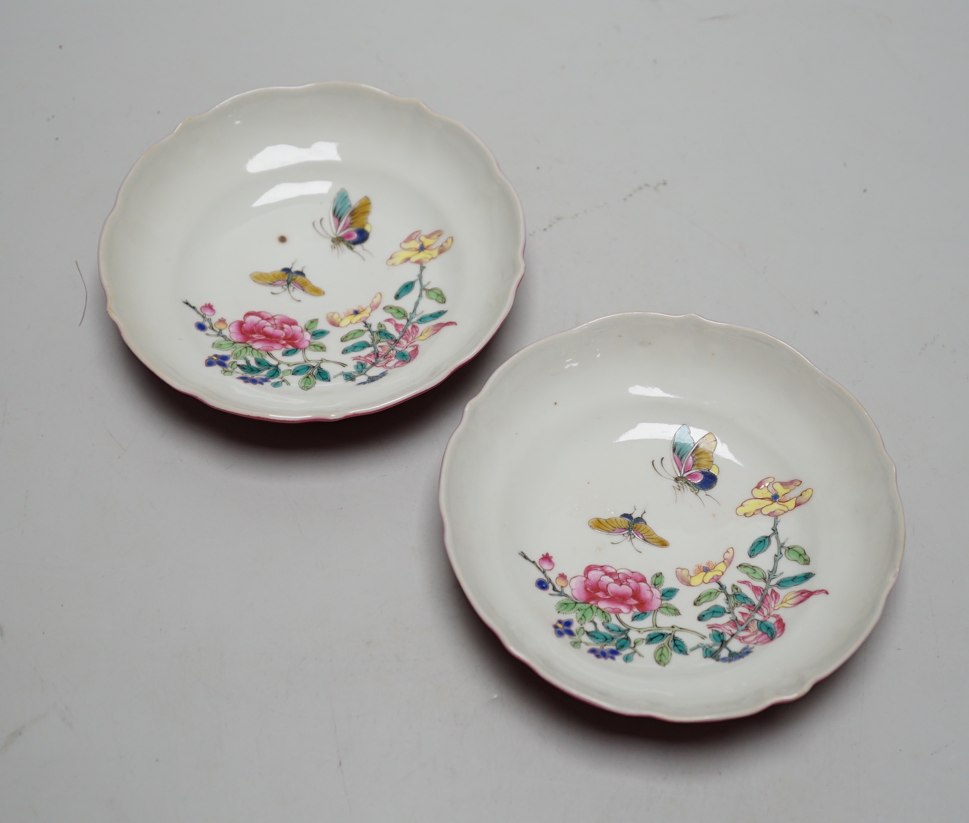 A pair of Chinese famille rose dishes, 12.5cm diameter